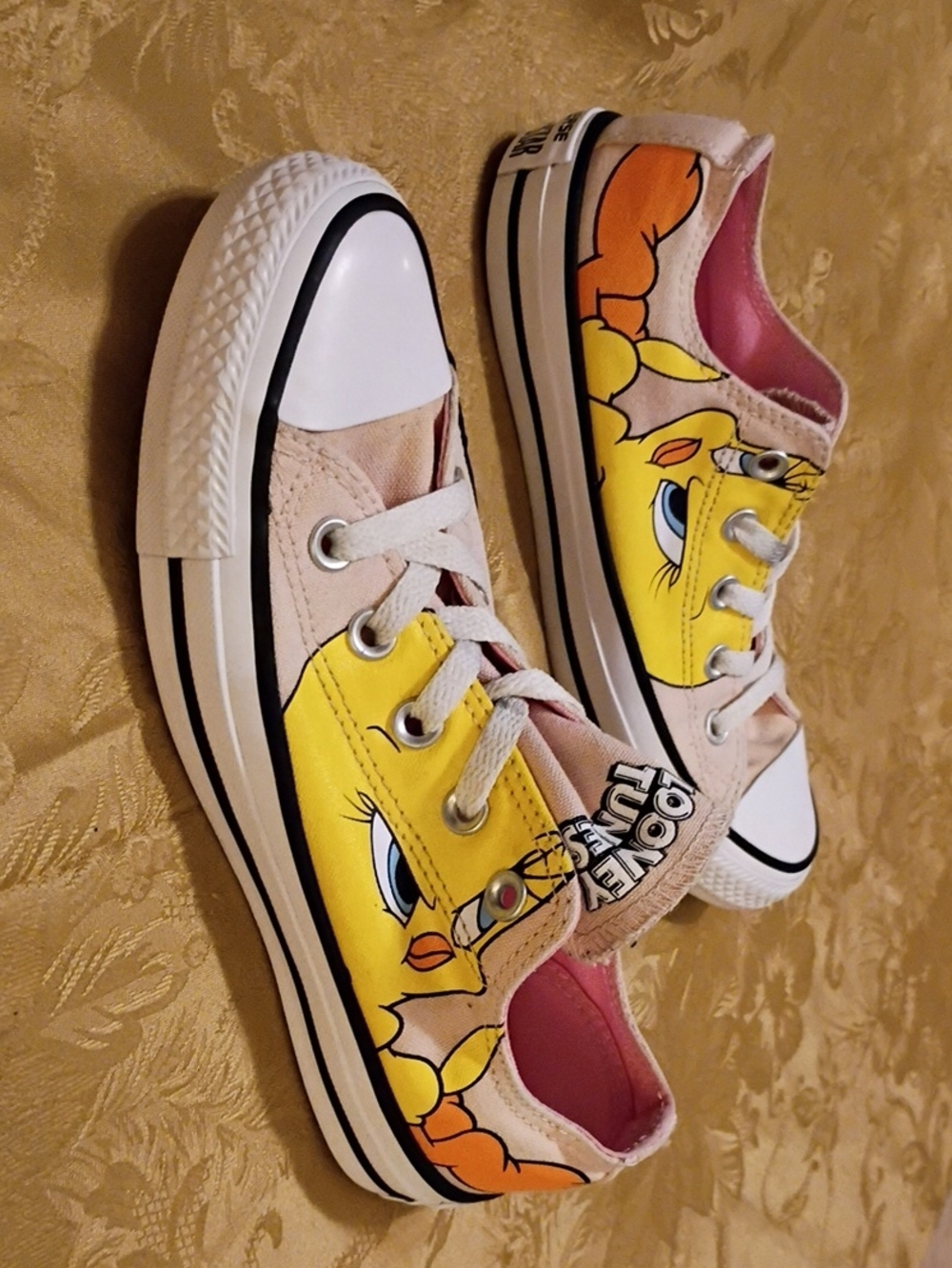 CONVERSE LOONEY TUNES Tweety Low-Top  Yellow and Pink Women's 6.0 Men's 4.0
